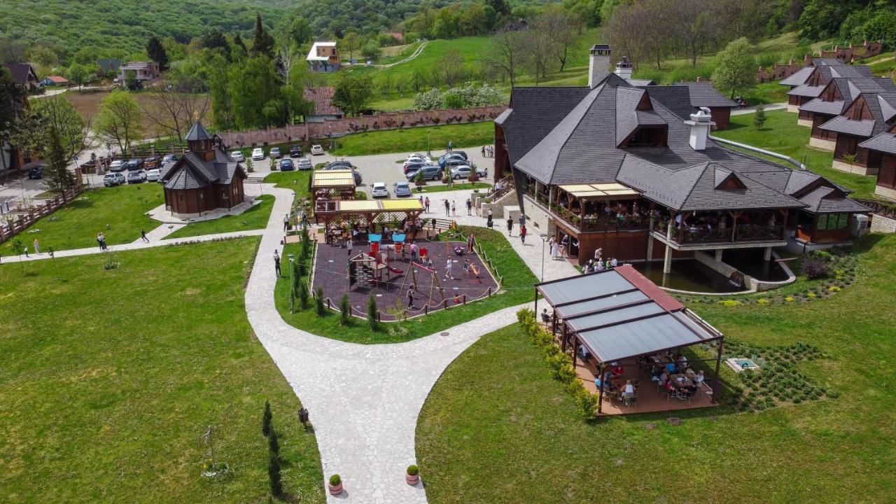 Hotel Etno Naselje Vrdnicka Kula Vrdnik Exterior foto