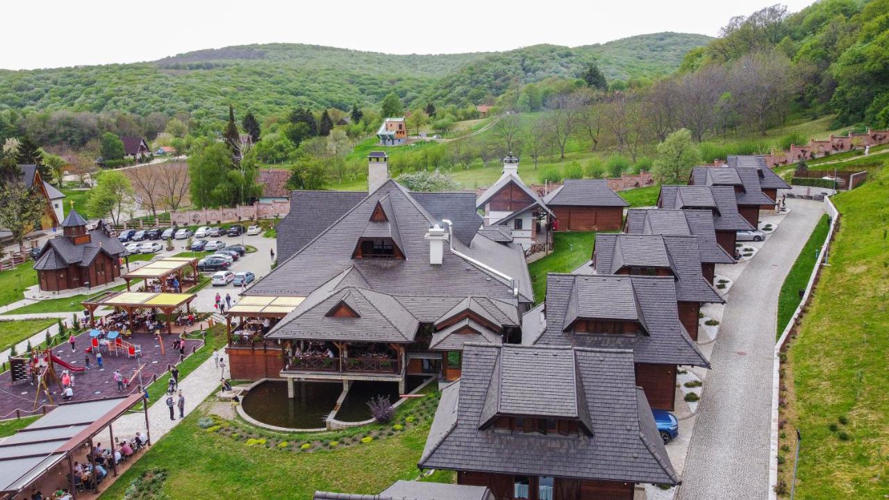 Hotel Etno Naselje Vrdnicka Kula Vrdnik Exterior foto