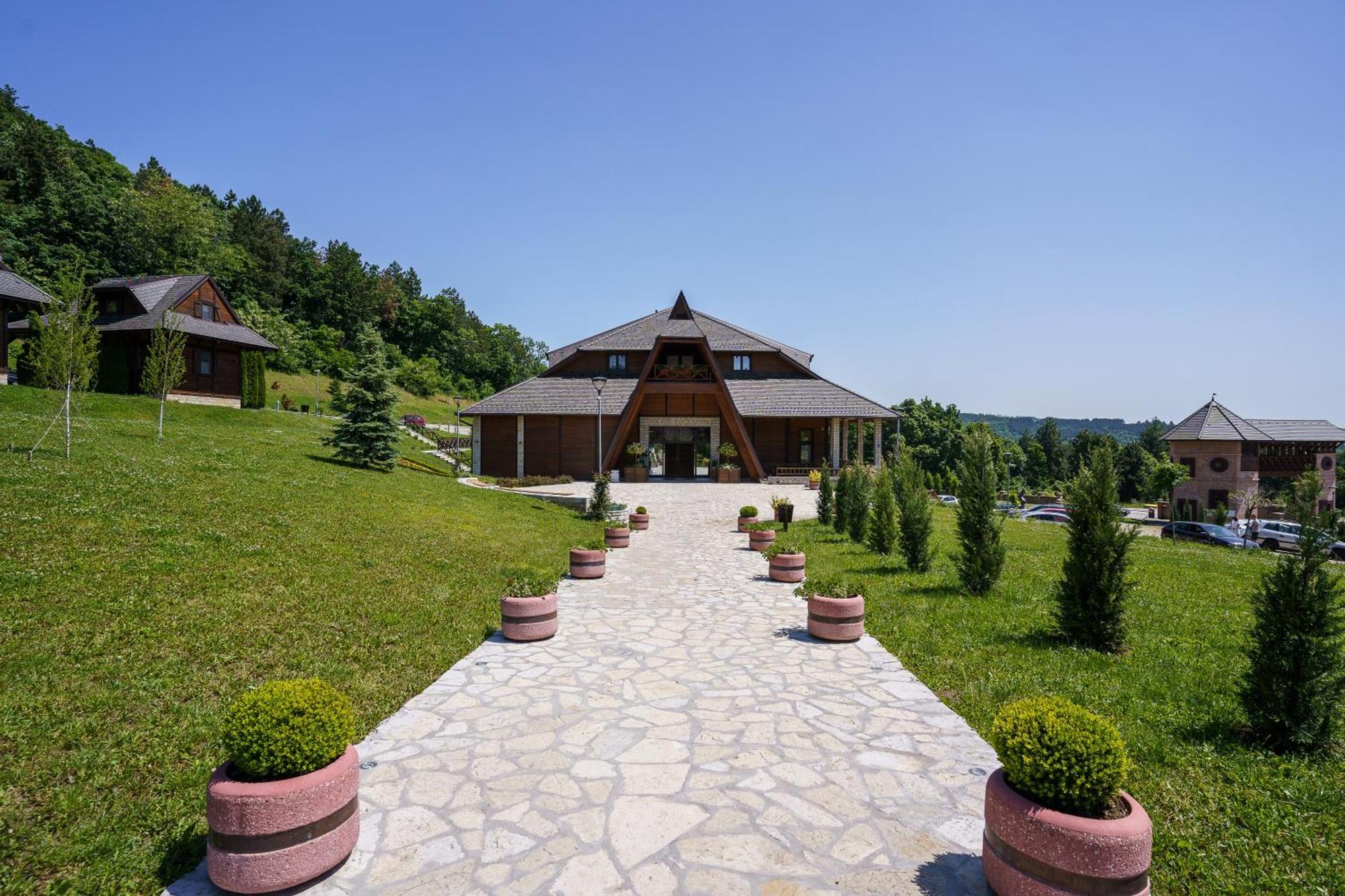 Hotel Etno Naselje Vrdnicka Kula Vrdnik Exterior foto